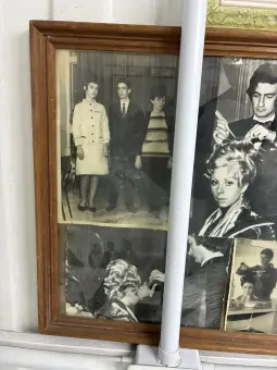 Quadro do salão com retratos e registros de cortes de cabelo
