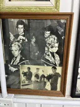 Fotografias antigas de atendimentos masculino e feminino expostas no salão